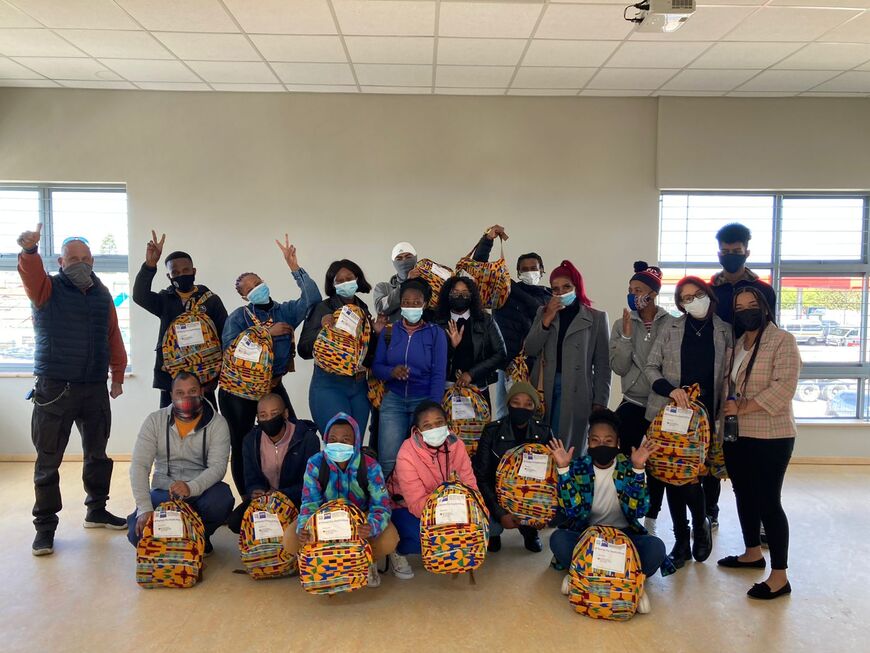 Un groupe de nouveaux étudiants commençant leur formation professionnelle en logistique