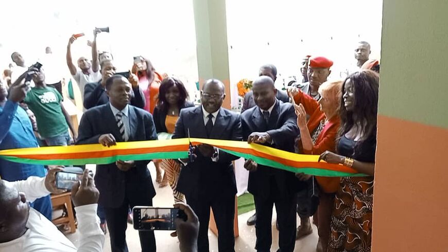 Ouverture de l'école - le ruban est coupé