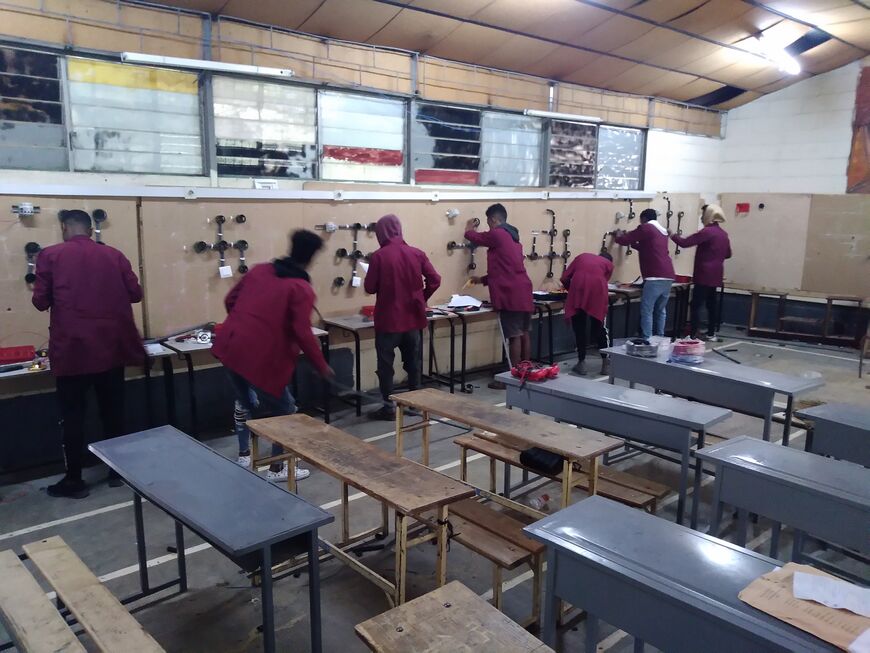 [Translate to Portuguese:] Students doing practical training in class