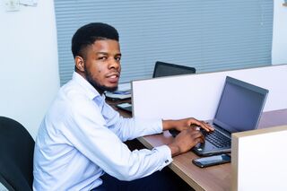 Homme à un bureau avec un ordinateur