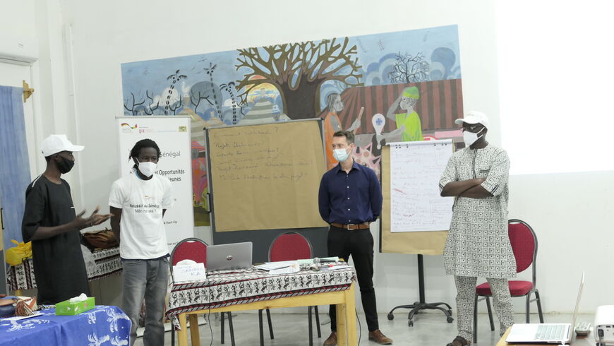 [Translate to Portuguese:] Students in presentation discussion with their Trainers