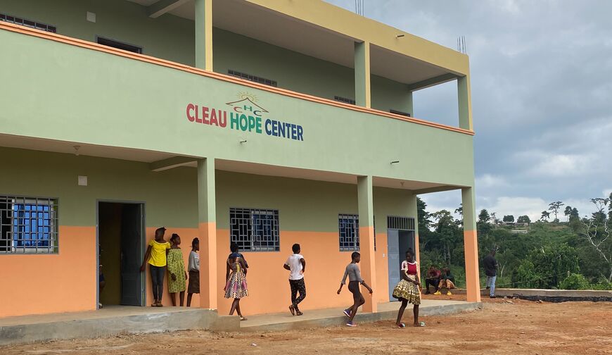 École en arrière-plan, élèves dans la cour