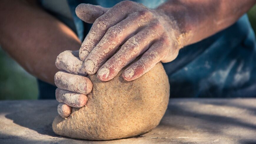 Les mains pétrissent une pâte