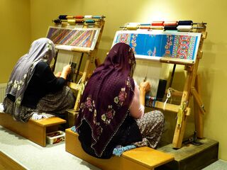 Deux femmes aux métiers à tisser