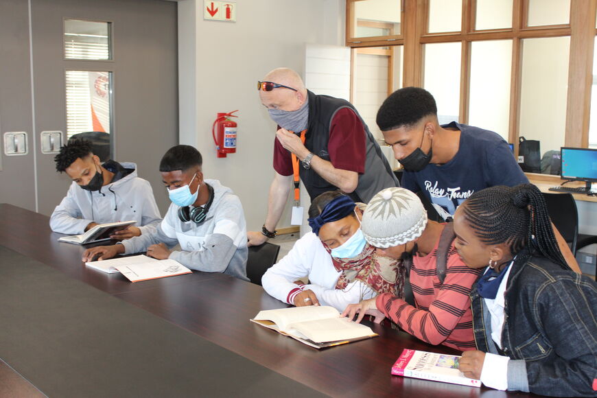 Les élèves en classe avec le père Hippler