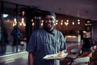 Serveur avec une assiette